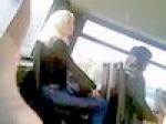 Un mec se branle en matant des filles dans un bus